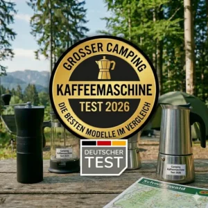 Frischer Kaffee fließt aus dem Testsieger des Camping Kaffeemaschine Test 2026 in einen Emaille-Becher vor einem Zelt