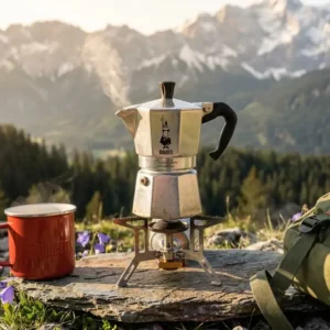 Nahaufnahme von design und material des bialetti outdoor alu klein espressokochers