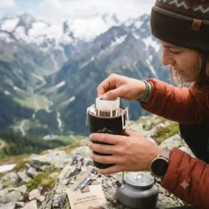 Single use drip coffee bags prepared with hot water, providing a fast kaffee überall unterwegs lösung for travelers.